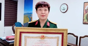 NSƯT Đặng Thái Huyền nhận Huân chương Lao động hạng Ba