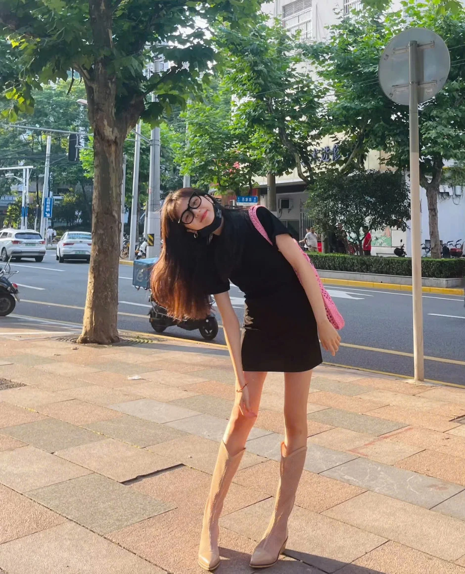 Nữ chính ngôn tình hot nhất lúc này: Mỹ nữ 1m72 sở hữu đôi chân triệu người ao ước