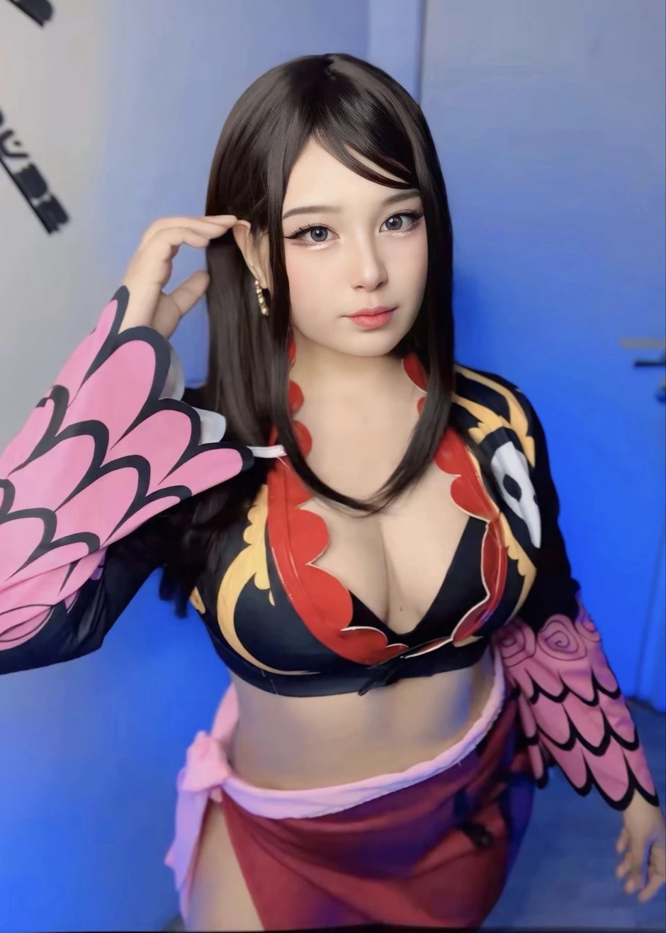 Nữ coser hóa thân thành mỹ nhân One Piece thời trẻ, nhan sắc khiến cả Rayleigh lẫn Roger đều say đắm