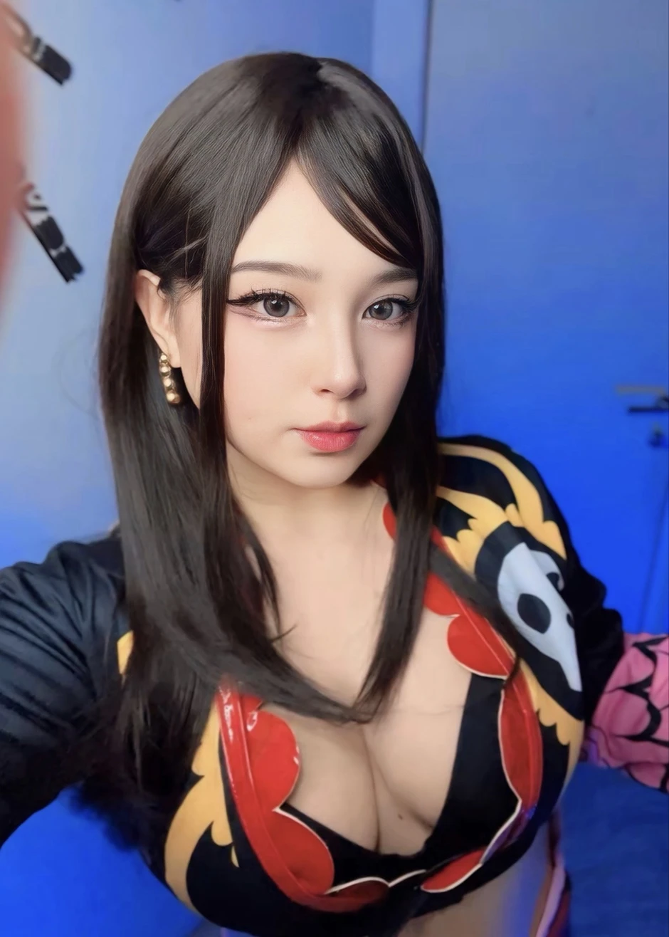 Nữ coser hóa thân thành mỹ nhân One Piece thời trẻ, nhan sắc khiến cả Rayleigh lẫn Roger đều say đắm
