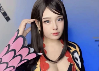 Nữ coser hóa thân thành mỹ nhân One Piece thời trẻ, nhan sắc khiến cả Rayleigh lẫn Roger đều say đắm