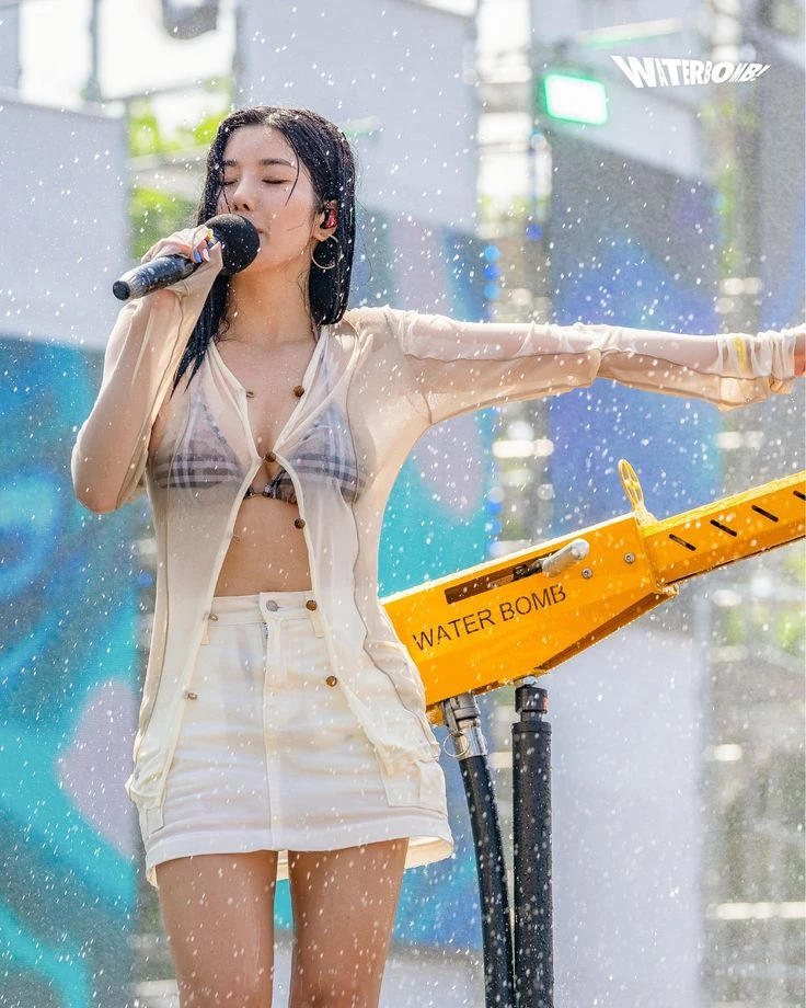Nữ hoàng Waterbomb không cần mặc hở vẫn khiến cả triệu người dậy sóng