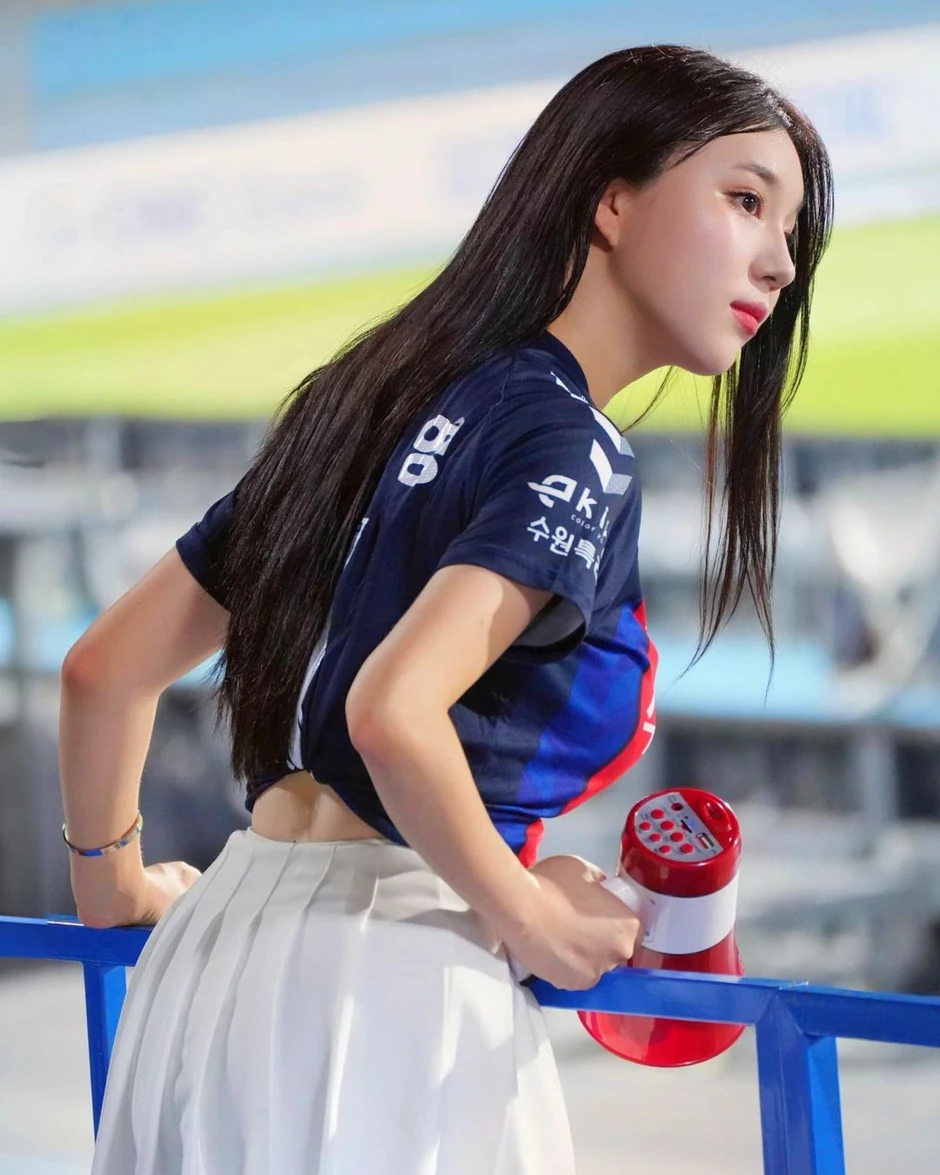Nữ hoạt náo viên được mệnh danh là "búp bê Barbie" xứ Hàn đốt cháy sân khấu với điệu nhảy chữ M