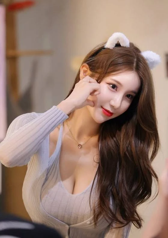 Nữ hoạt náo viên được mệnh danh là "búp bê Barbie" xứ Hàn đốt cháy sân khấu với điệu nhảy chữ M