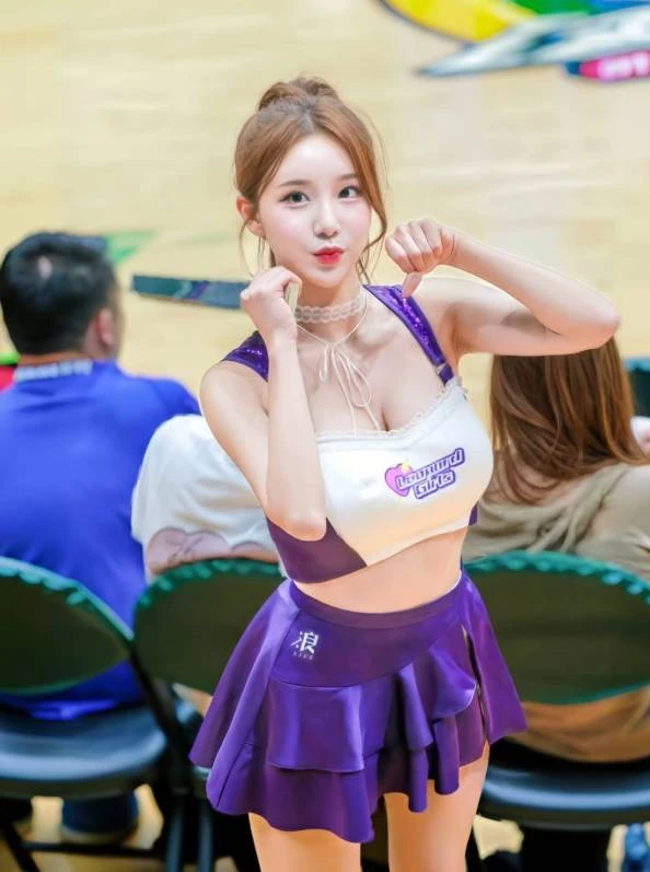 Nữ hoạt náo viên được mệnh danh là "búp bê Barbie" xứ Hàn đốt cháy sân khấu với điệu nhảy chữ M
