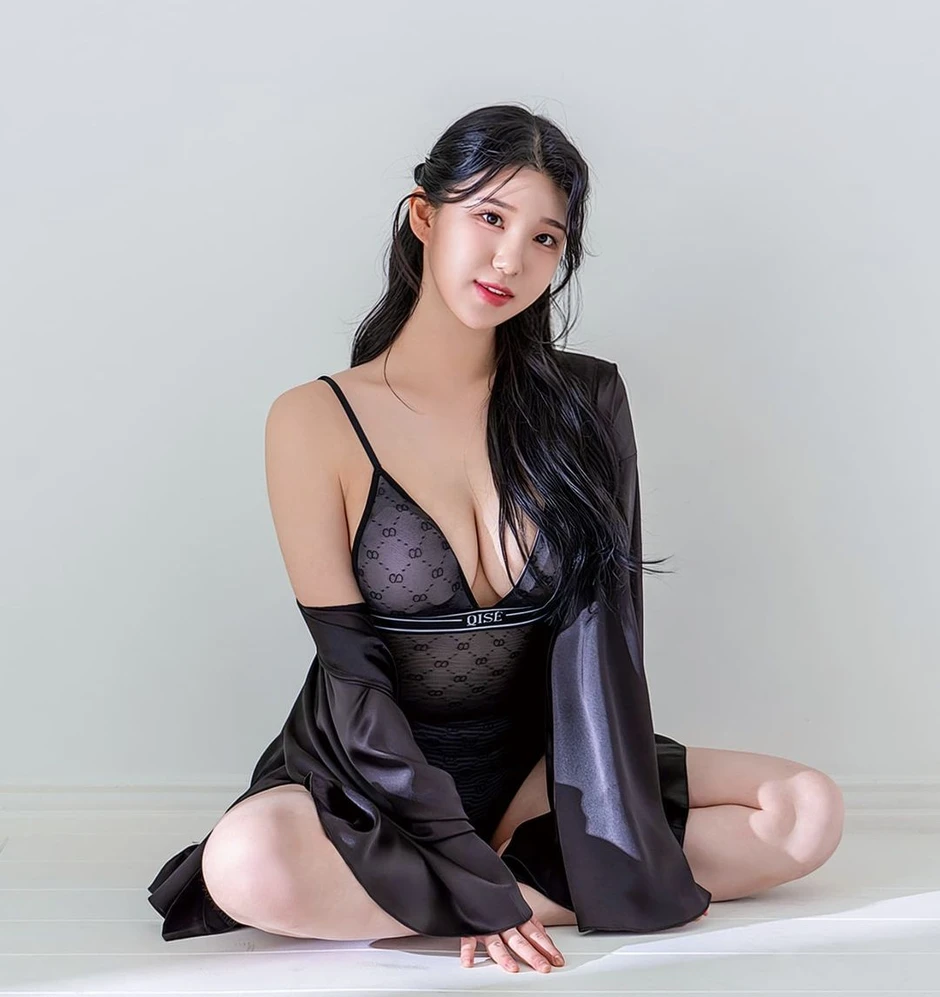 Nữ hoạt náo viên được mệnh danh là "búp bê Barbie" xứ Hàn đốt cháy sân khấu với điệu nhảy chữ M