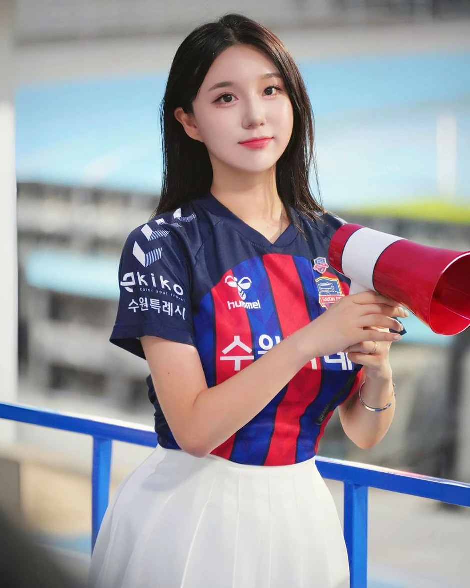 Nữ hoạt náo viên được mệnh danh là "búp bê Barbie" xứ Hàn đốt cháy sân khấu với điệu nhảy chữ M