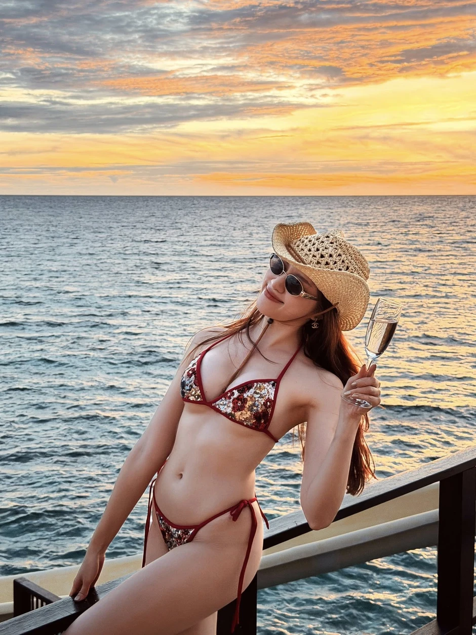 Nữ MC VTV diện bikini thả dáng nuột nà giữa biển Maldives Nữ MC VTV diện bikini thả dáng nuột nà giữa biển Maldives