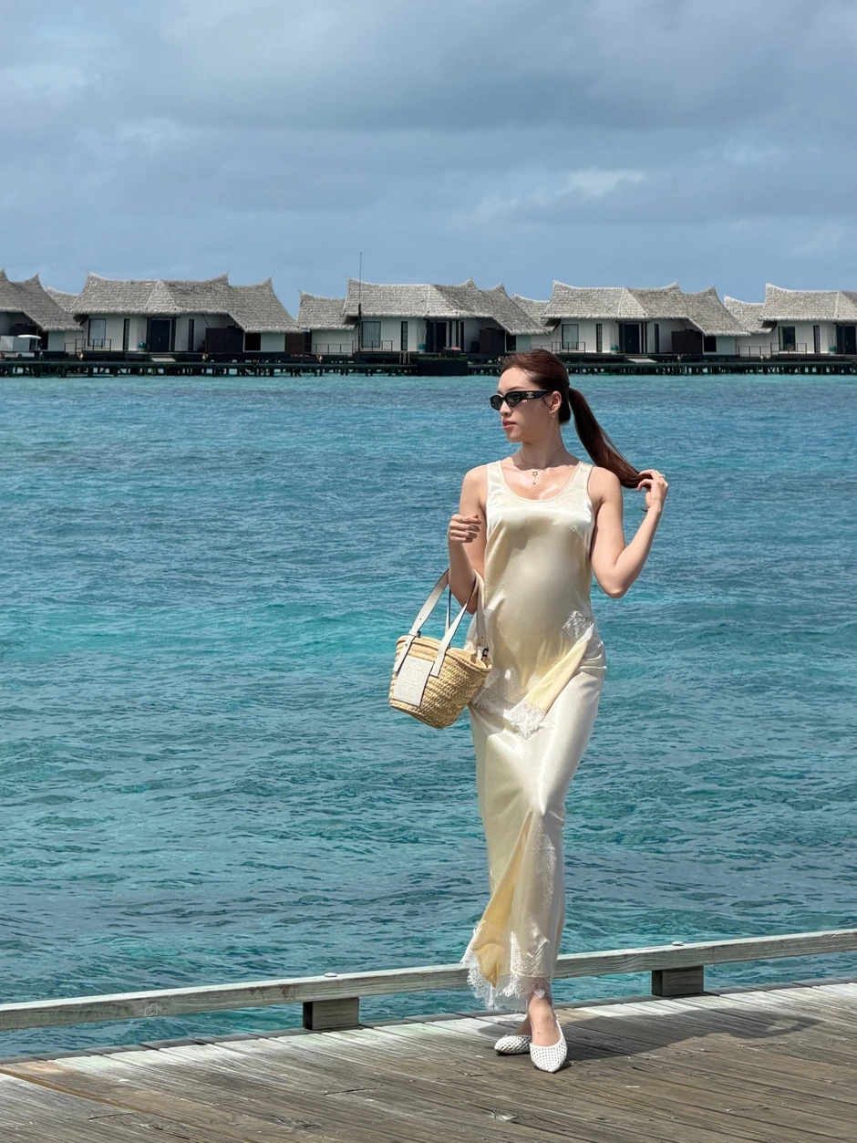 Nữ MC VTV diện bikini thả dáng nuột nà giữa biển Maldives Nữ MC VTV diện bikini thả dáng nuột nà giữa biển Maldives