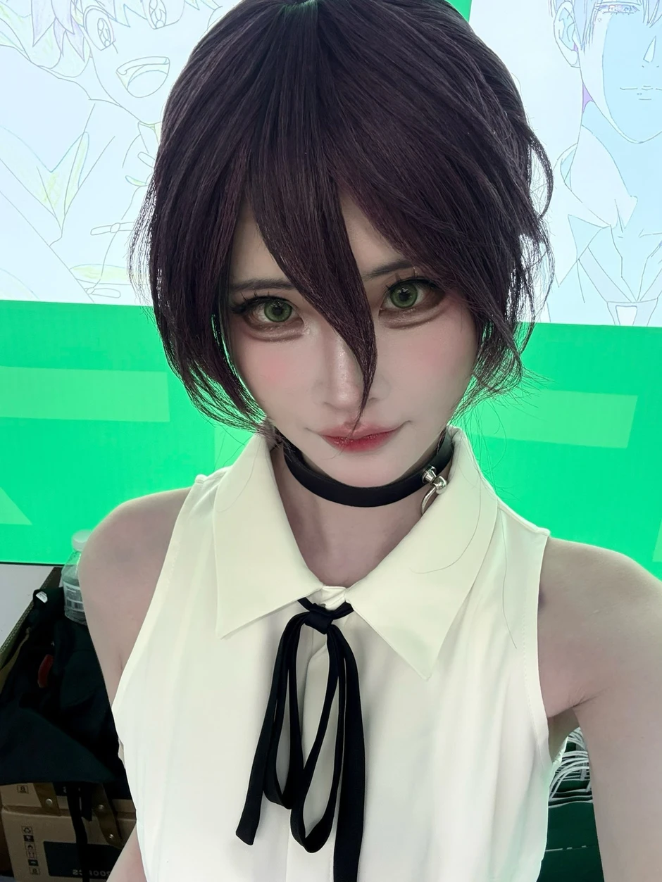 Nữ nhân viên cosplay Reze (Chainsaw Man) quá giống bản gốc, fan đòi mua sạch shop chỉ để được "quẹt thẻ"