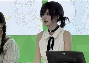 Nữ nhân viên cosplay Reze (Chainsaw Man) quá giống bản gốc, fan đòi mua sạch shop chỉ để được "quẹt thẻ"