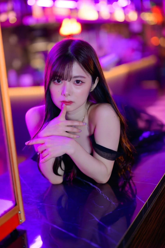 Nữ nhân viên văn phòng thu nhập top 1% vẫn đi làm mẫu ảnh, ra luật thép "cấm fan yêu mình"