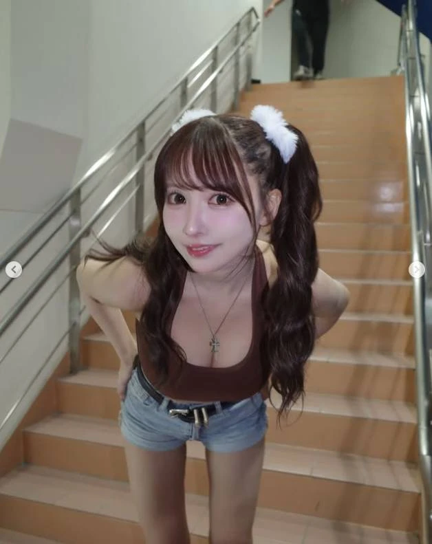 Nữ thần gợi cảm Yua Mikami gây sốt khi diện váy hở lưng thưởng thức sữa đậu nành