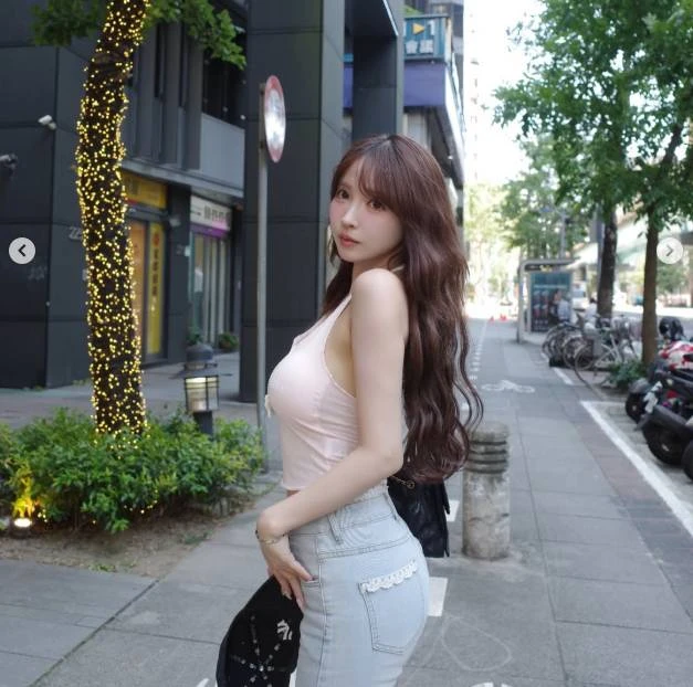Nữ thần gợi cảm Yua Mikami gây sốt khi diện váy hở lưng thưởng thức sữa đậu nành
