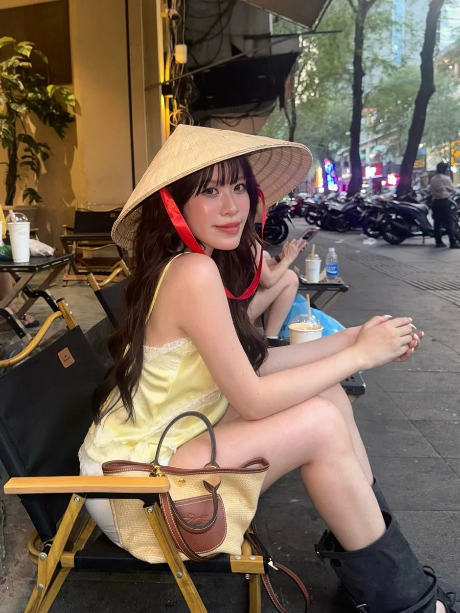 Nữ thần trượt băng nổi tiếng ngồi Grab, dạo phố ở Việt Nam đăng ảnh khắp nơi Nữ thần trượt băng nổi tiếng ngồi Grab, dạo phố ở Việt Nam đăng ảnh khắp nơi