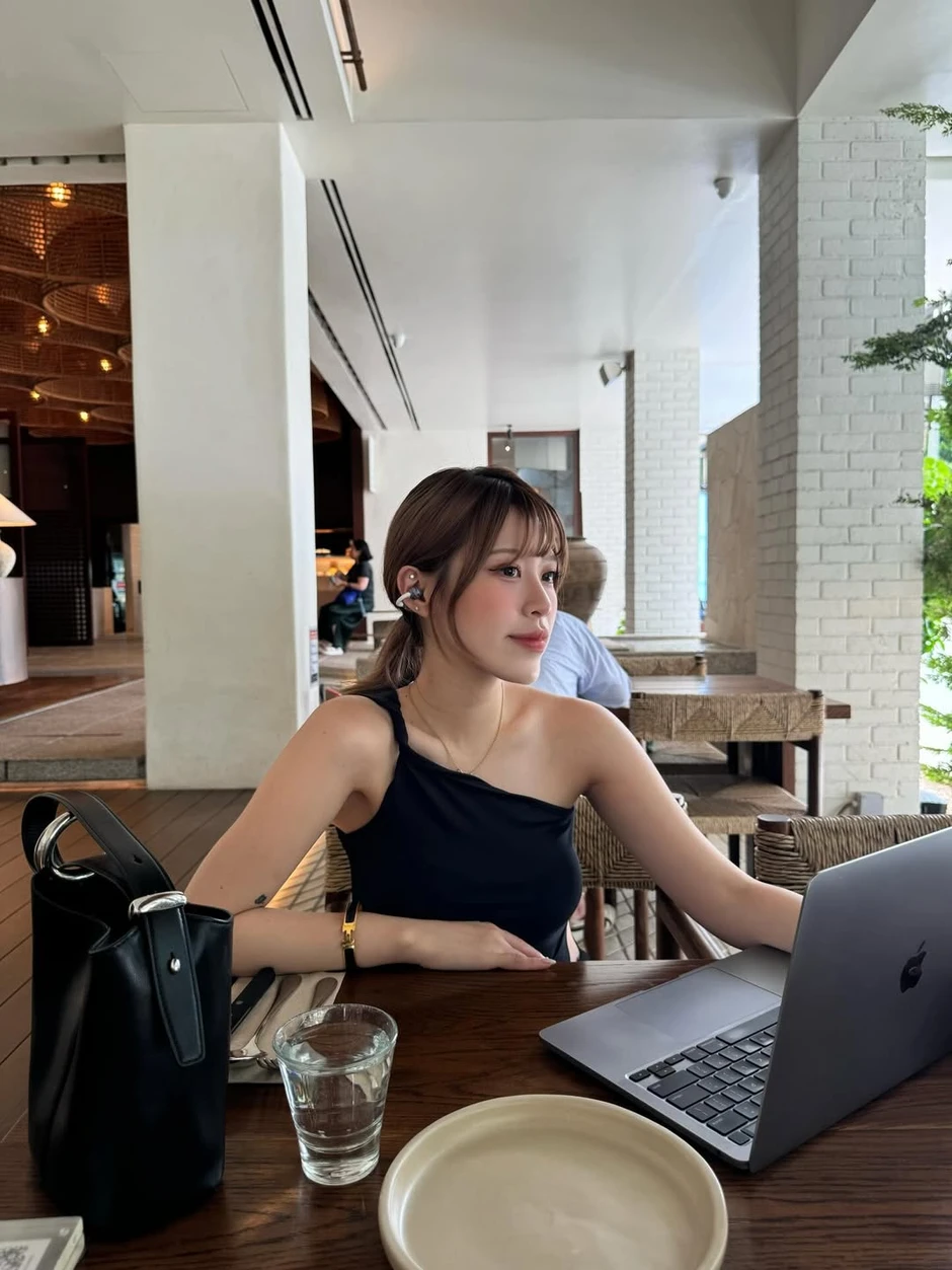 Nữ thần trượt băng nổi tiếng ngồi Grab, dạo phố ở Việt Nam đăng ảnh khắp nơi Nữ thần trượt băng nổi tiếng ngồi Grab, dạo phố ở Việt Nam đăng ảnh khắp nơi