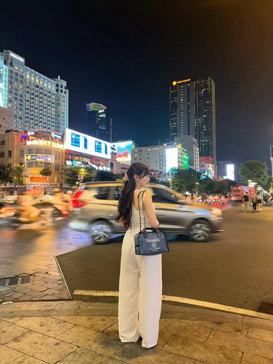 Nữ thần trượt băng nổi tiếng ngồi Grab, dạo phố ở Việt Nam đăng ảnh khắp nơi Nữ thần trượt băng nổi tiếng ngồi Grab, dạo phố ở Việt Nam đăng ảnh khắp nơi