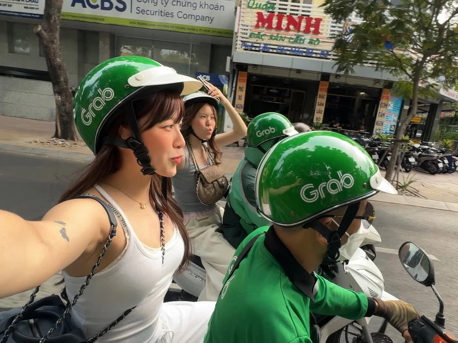 Nữ thần trượt băng nổi tiếng ngồi Grab, dạo phố ở Việt Nam đăng ảnh khắp nơi Nữ thần trượt băng nổi tiếng ngồi Grab, dạo phố ở Việt Nam đăng ảnh khắp nơi