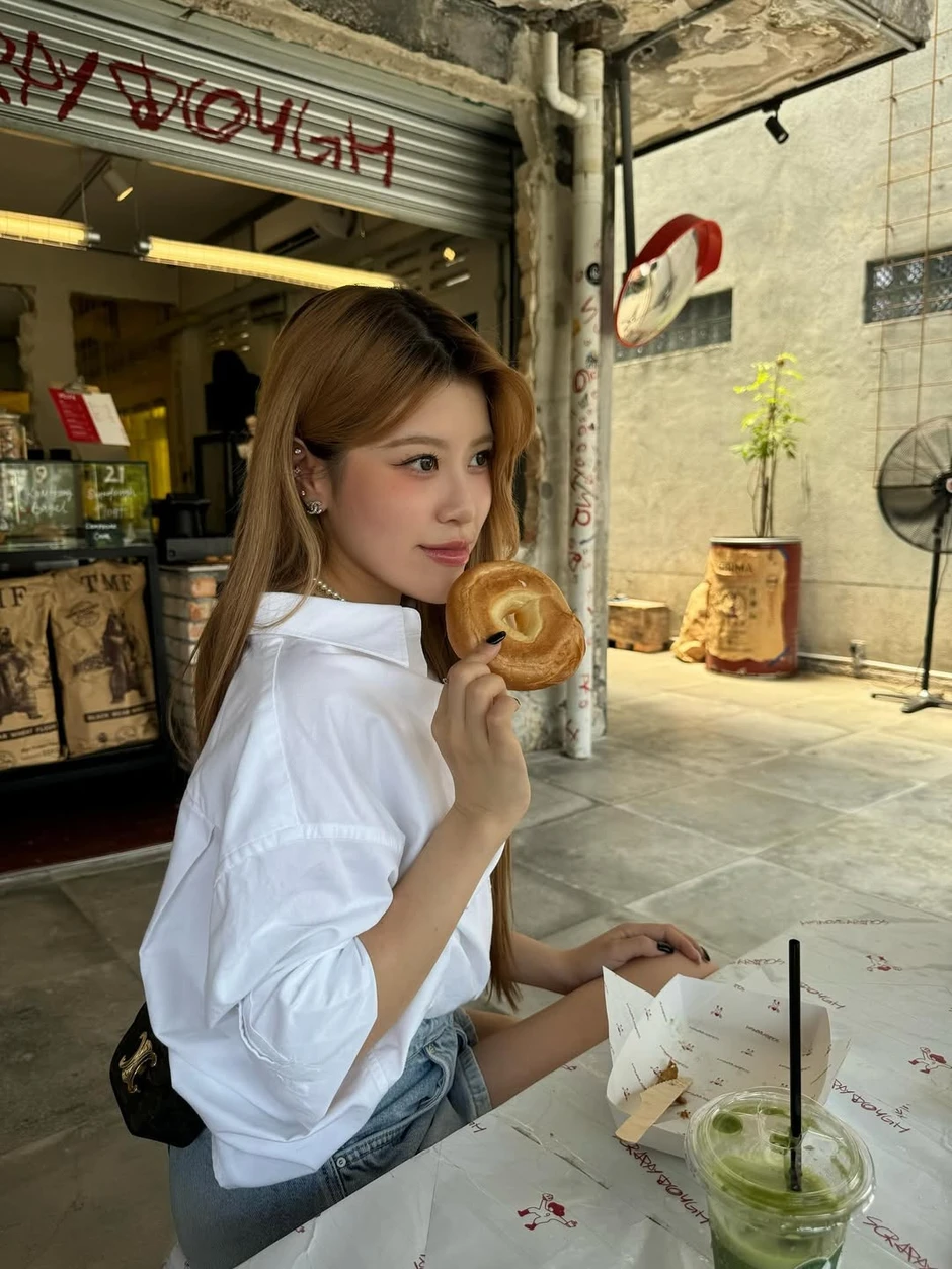Nữ thần trượt băng nổi tiếng ngồi Grab, dạo phố ở Việt Nam đăng ảnh khắp nơi Nữ thần trượt băng nổi tiếng ngồi Grab, dạo phố ở Việt Nam đăng ảnh khắp nơi