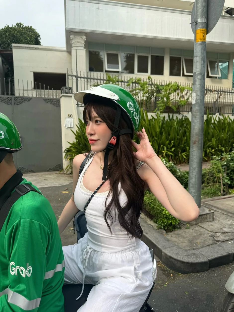 Nữ thần trượt băng nổi tiếng ngồi Grab, dạo phố ở Việt Nam đăng ảnh khắp nơi Nữ thần trượt băng nổi tiếng ngồi Grab, dạo phố ở Việt Nam đăng ảnh khắp nơi