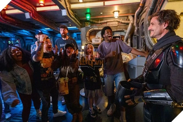 Pedro Pascal Gây Sốt Ở Disneyland Nhưng Disney Vướng Tranh Cãi “Marketing Giả”