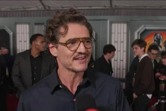 Pedro Pascal Gây Sốt Ở Disneyland Nhưng Disney Vướng Tranh Cãi “Marketing Giả”