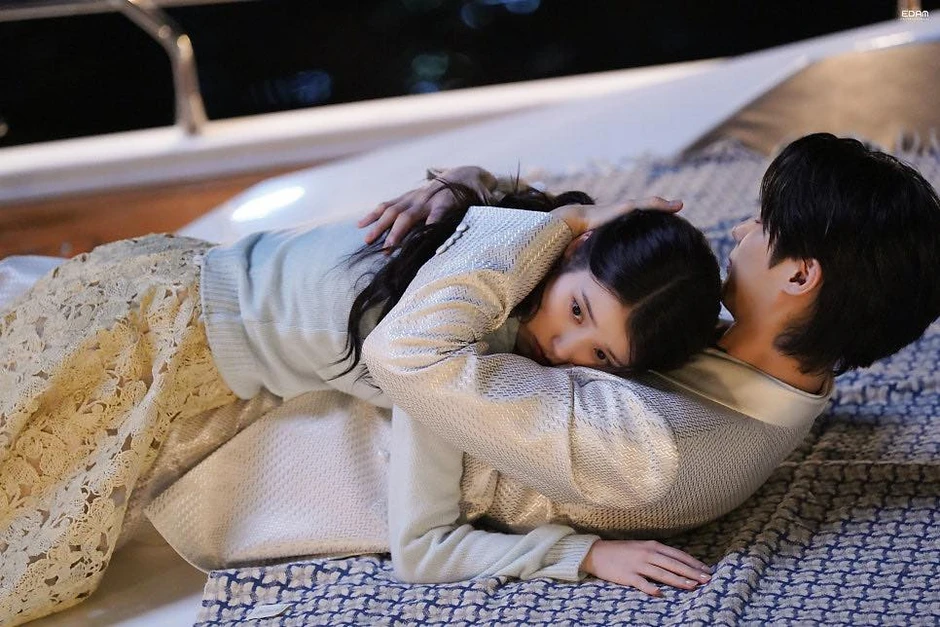 Perfect Crown tập 7: IU bị đầu độc, Byeon Woo Seok bảo vệ vợ yêu