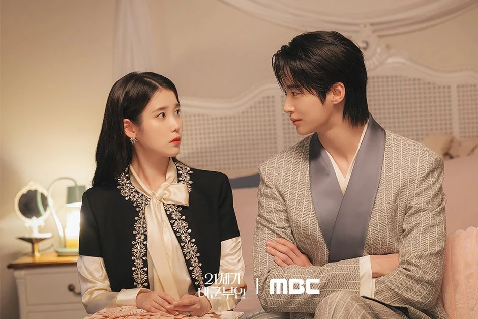 Perfect Crown tập 7: IU bị đầu độc, Byeon Woo Seok bảo vệ vợ yêu