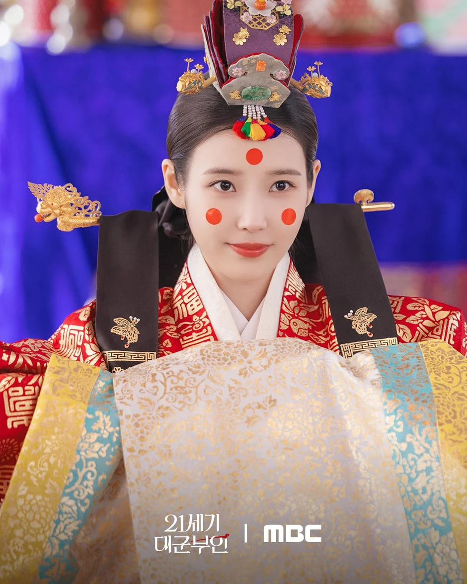 Perfect Crown tập 7: IU bị đầu độc, Byeon Woo Seok bảo vệ vợ yêu