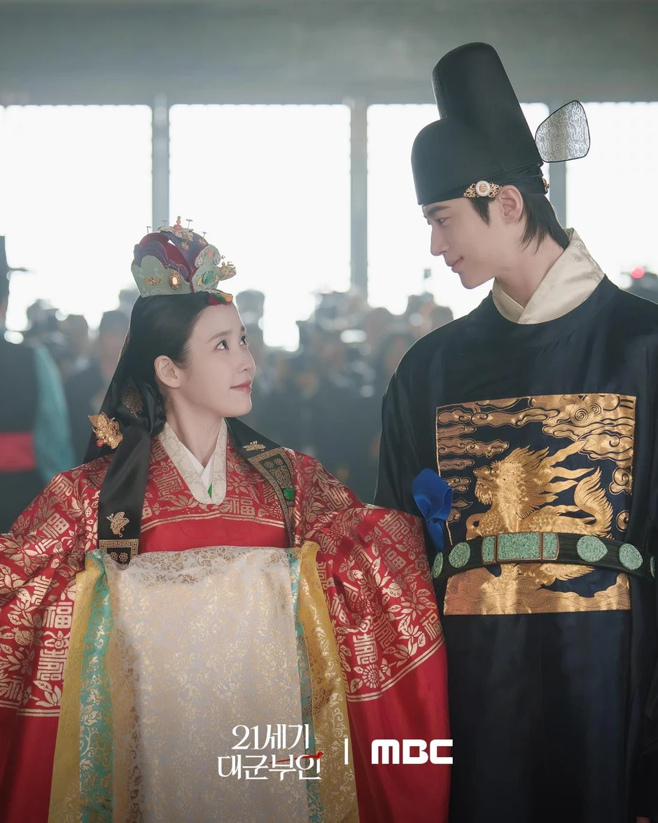 Perfect Crown tập 7: IU bị đầu độc, Byeon Woo Seok bảo vệ vợ yêu