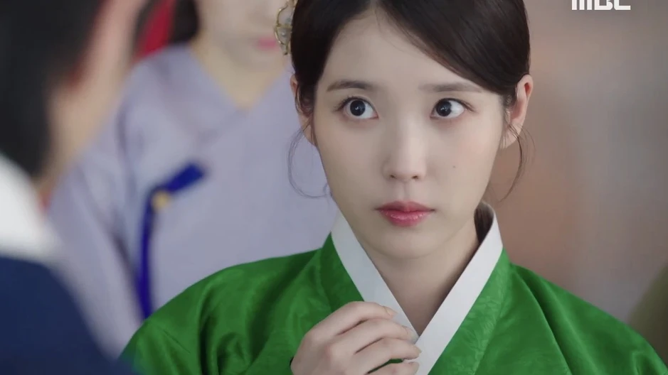 Perfect Crown tập 7: IU bị đầu độc, Byeon Woo Seok bảo vệ vợ yêu