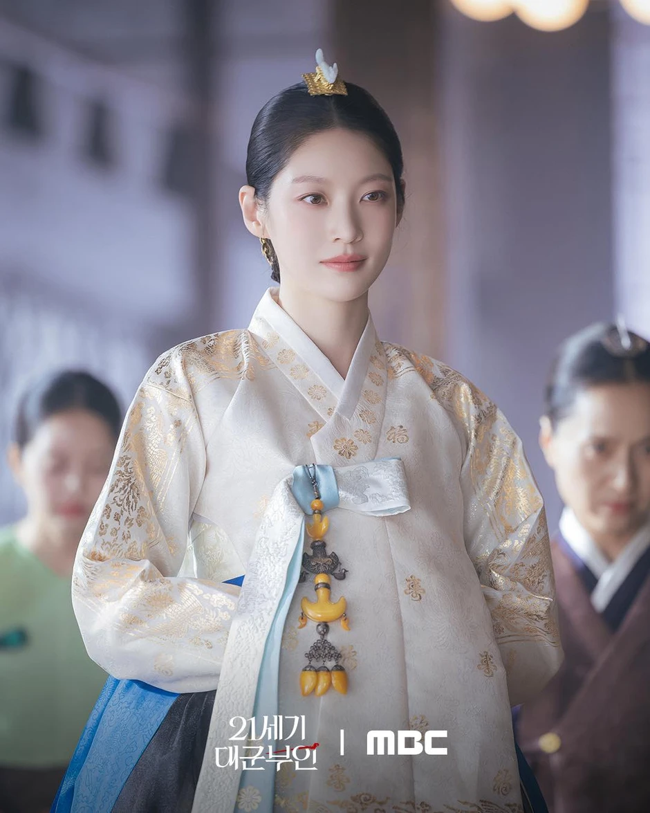 Perfect Crown tập 7: IU bị đầu độc, Byeon Woo Seok bảo vệ vợ yêu