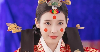Perfect Crown tập 7: IU bị đầu độc, Byeon Woo Seok bảo vệ vợ yêu