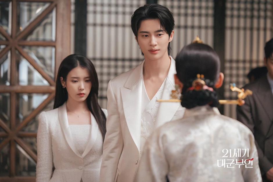 Perfect Crown tập 9: IU quỳ gối cầu xin vì Byeon Woo Seok