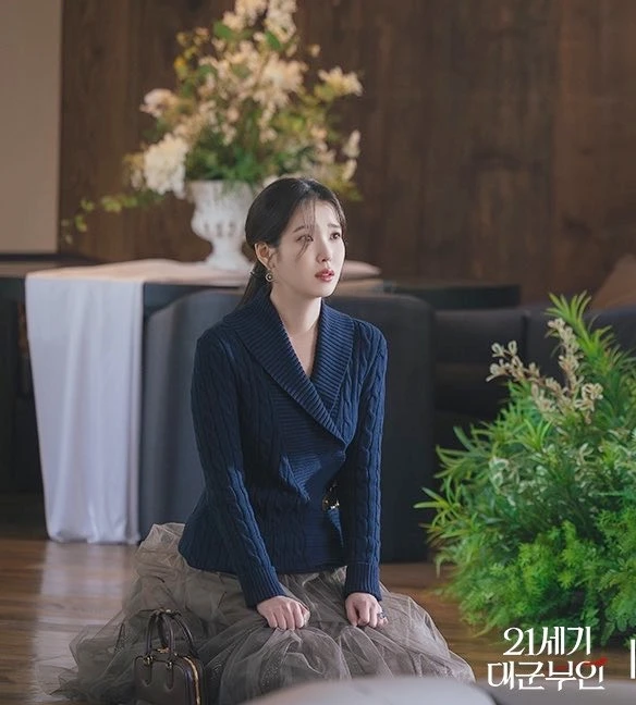 Perfect Crown tập 9: IU quỳ gối cầu xin vì Byeon Woo Seok