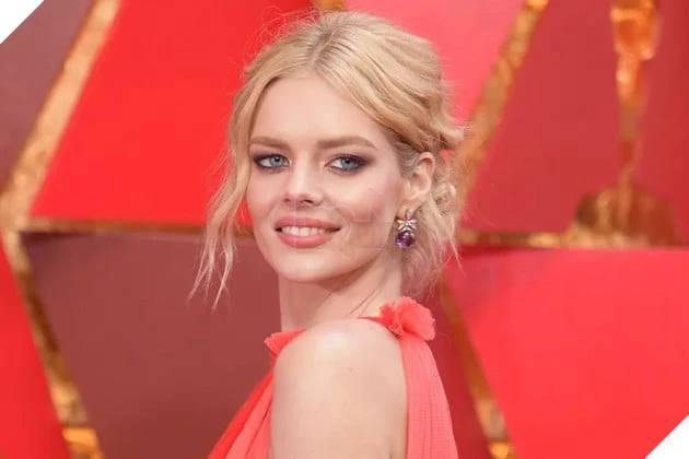 Sao Nữ Samara Weaving Mang PS5 Đến Mọi Phim Trường Vì Đam Mê Game