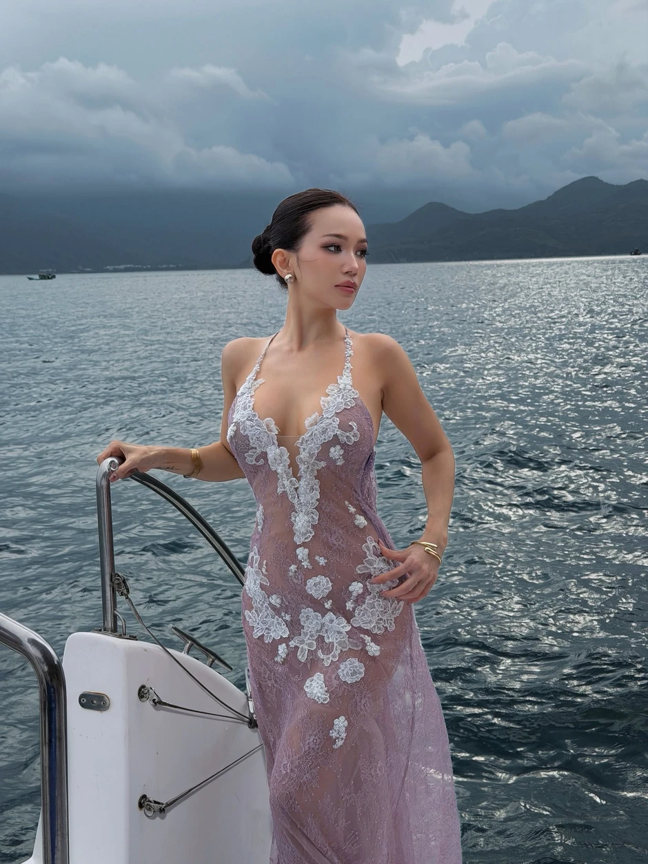 Sĩ Thanh diện váy ren xuyên thấu khoe trần lưng gợi cảm, netizen đồng loạt cảm thán "body đỉnh điên!"