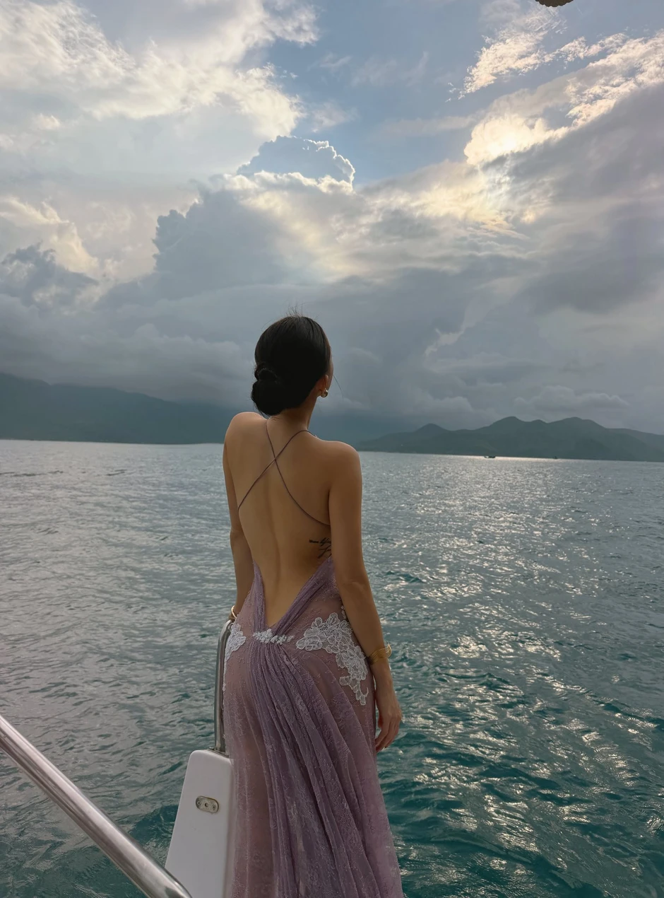Sĩ Thanh diện váy ren xuyên thấu khoe trần lưng gợi cảm, netizen đồng loạt cảm thán "body đỉnh điên!"