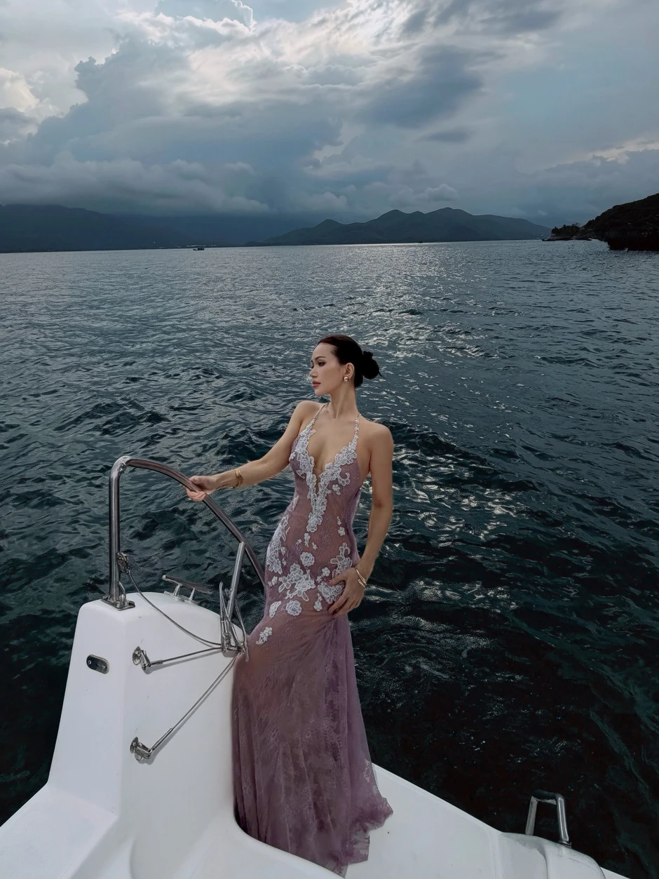 Sĩ Thanh diện váy ren xuyên thấu khoe trần lưng gợi cảm, netizen đồng loạt cảm thán "body đỉnh điên!"