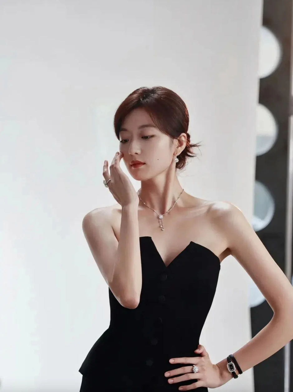 Sốc visual mỹ nhân có đôi chân chiếm 65% chiều cao cơ thể Sốc visual mỹ nhân có đôi chân chiếm 65% chiều cao cơ thể