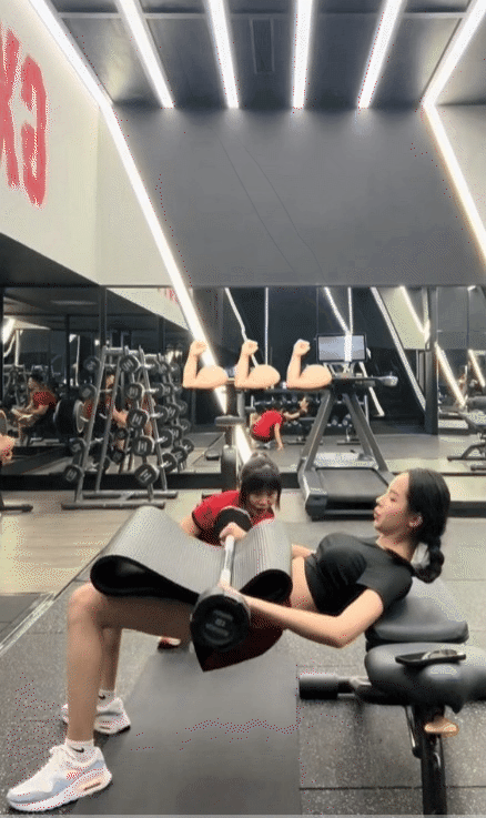 Thanh Thuỷ "flex" body nét căng, chia sẻ luôn bí quyết
