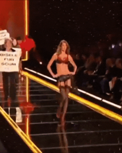 Thiên thần Victoria's Secret kiếm 3 tỷ mỗi ngày, từng bật khóc trên sàn diễn vì phải để ngực trần catwalk Thiên thần Victoria's Secret kiếm 3 tỷ mỗi ngày, từng bật khóc trên sàn diễn vì phải để ngực trần catwalk