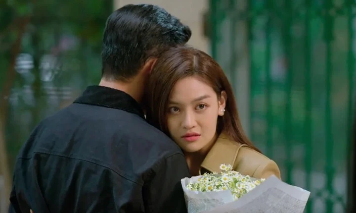 Thùy Anh đang nhận gạch đá trên phim giờ vàng VTV là ai