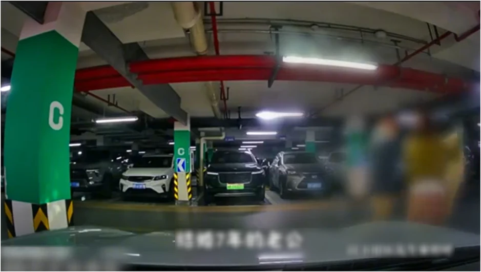 Toàn cảnh hiện trường vụ phú bà bắt ghen chấn động: Phát hiện trợ lý tên D. qua lại với chồng từ khách sạn đến tận nhà riêng Toàn cảnh hiện trường vụ phú bà bắt ghen chấn động: Phát hiện trợ lý tên D. qua lại với chồng từ khách sạn đến tận nhà riêng
