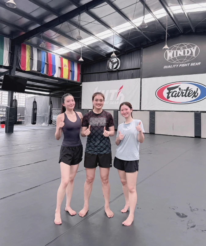 Tối lên đồ slay, sáng đeo găng Boxing, Muay Thái: Dàn gái đẹp “bẻ lái” sang hệ chiến
