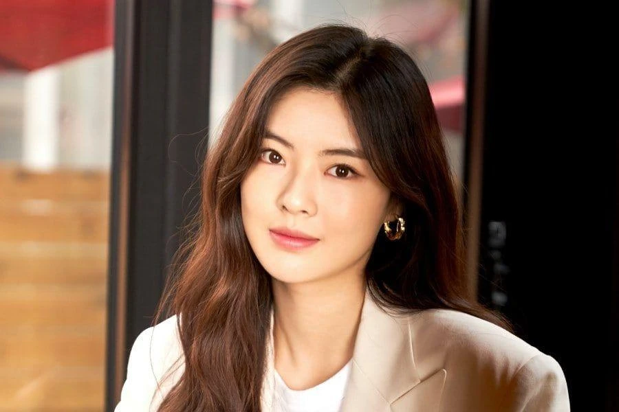 Trấn Thành chễm chệ ngang hàng với Park Bo Gum