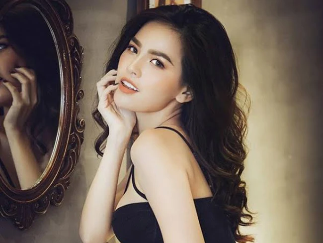 Từng "vượt mặt" Địch Lệ Nhiệt Ba, nhan sắc của "Thánh nữ mì gõ" Phi Huyền Trang gây ngỡ ngàng Từng "vượt mặt" Địch Lệ Nhiệt Ba, nhan sắc của "Thánh nữ mì gõ" Phi Huyền Trang gây ngỡ ngàng