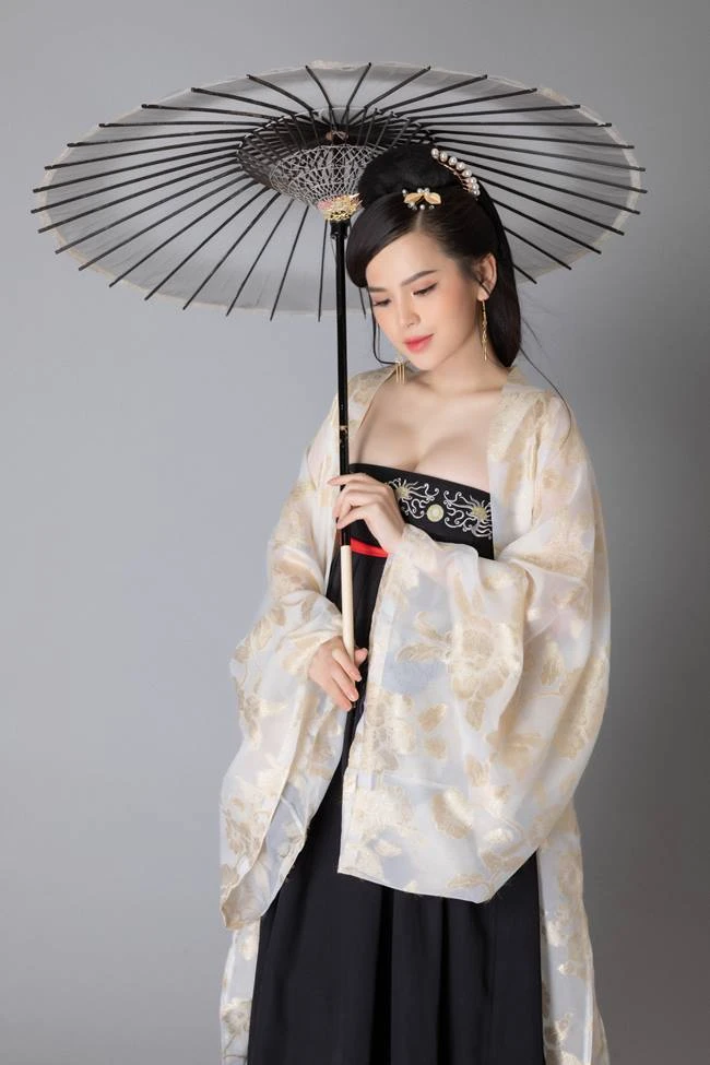 Từng "vượt mặt" Địch Lệ Nhiệt Ba, nhan sắc của "Thánh nữ mì gõ" Phi Huyền Trang gây ngỡ ngàng Từng "vượt mặt" Địch Lệ Nhiệt Ba, nhan sắc của "Thánh nữ mì gõ" Phi Huyền Trang gây ngỡ ngàng