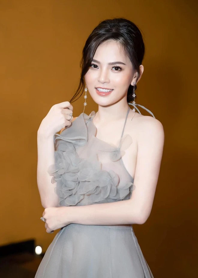 Từng "vượt mặt" Địch Lệ Nhiệt Ba, nhan sắc của "Thánh nữ mì gõ" Phi Huyền Trang gây ngỡ ngàng Từng "vượt mặt" Địch Lệ Nhiệt Ba, nhan sắc của "Thánh nữ mì gõ" Phi Huyền Trang gây ngỡ ngàng