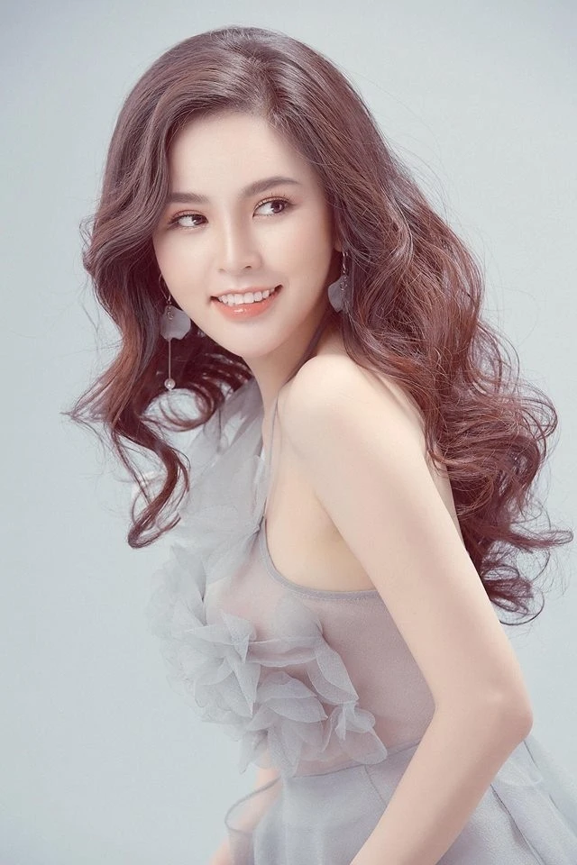 Từng "vượt mặt" Địch Lệ Nhiệt Ba, nhan sắc của "Thánh nữ mì gõ" Phi Huyền Trang gây ngỡ ngàng Từng "vượt mặt" Địch Lệ Nhiệt Ba, nhan sắc của "Thánh nữ mì gõ" Phi Huyền Trang gây ngỡ ngàng